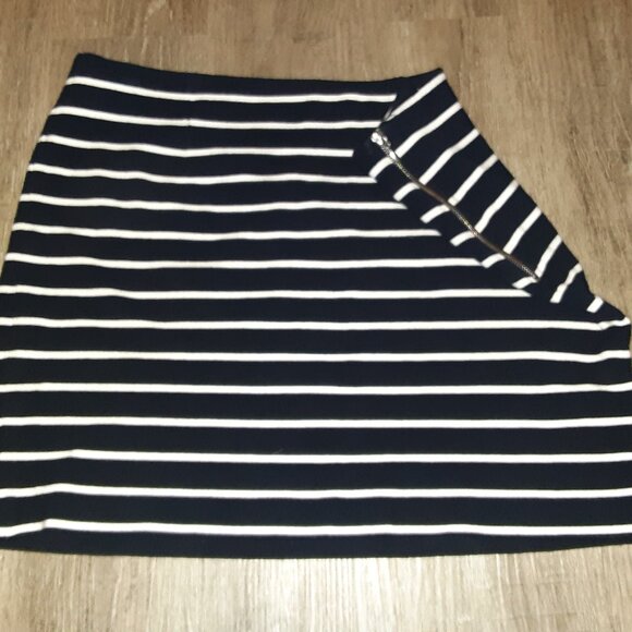 Banana Republic Skirt * Navy Blue w/White Stripes * Sz 14 EUC * T-Shirt Fabric - Picture 3 of 10